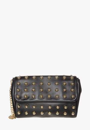 Clutch de cuero negro con tachuelas redondas doradas dispuestas en filas y una correa de cadena dorada en el lateral.