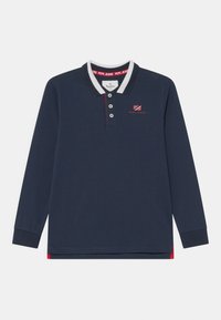 Námořnická modrá polo košile s dlouhým rukávem, bílým a námořnickým límcem, tříknoflíkovou légou a červeným logem Pepe Jeans na levé straně hrudi.