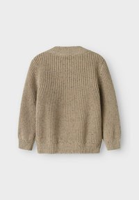 Beige, grob gestrickter Pullover mit langen Ärmeln, gerippten Bündchen, Saum und Rundhalsausschnitt, von hinten auf einem weißen Hintergrund abgebildet.
