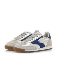 Baskets de sport grises et marine en suede et matériaux métalliques, avec un bout rond, un design à panneaux contrastés et une semelle en caoutchouc gomme.