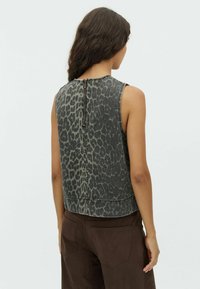 Mouwloze, grijze top met luipaardprint, hoge halslijn, rits aan de achterkant en een relaxte pasvorm, gemaakt van denim stof.