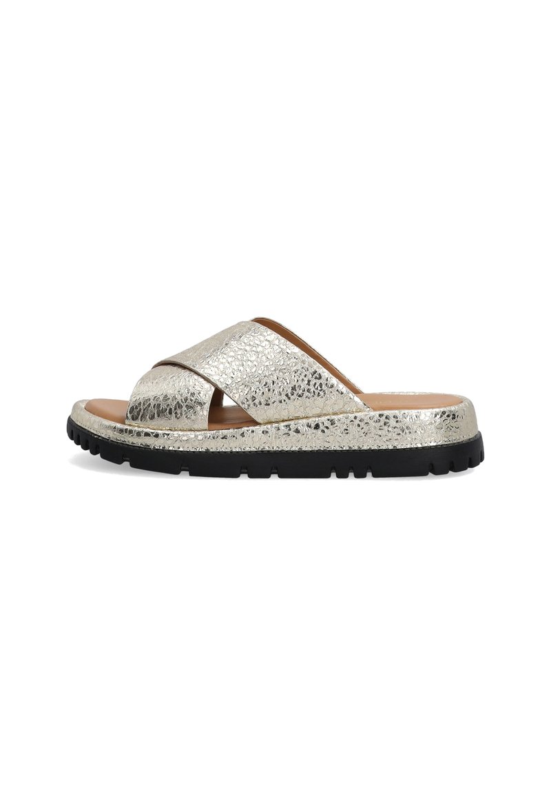 Sandales à glissière en argent métallique avec des brides entrecroisées, une semelle intérieure rembourrée et une semelle en caoutchouc noir durable avec une bonne adhérence.