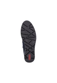 Suola di scarpa in gomma nera con un motivo di battistrada testurizzato, dotata di un logo rosso in rilievo e indicazioni di taglia. Design piatto per stabilità.