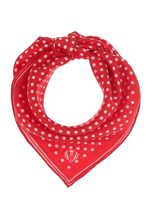 Rødt silketørklæde med hvide polkaprikker og et lille blomstermotiv, foldet og knyttet i en trekantet form.