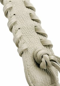 Bracelet en cuir tressé beige clair, présentant une surface texturée et des détails de nœuds complexes avec des accents lisses le long des bords.