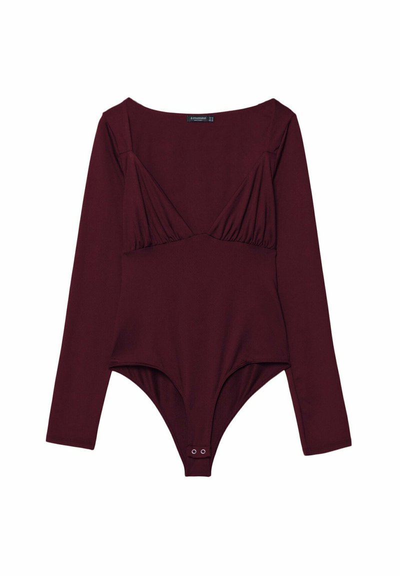 Body a maniche lunghe color bordeaux con scollo a barca e dettagli arricciati sul seno. Presenta una chiusura a snap sul fondo. Texture liscia.