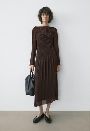 Massimo Dutti FLOWING MIDI WITH RUCHED DETAIL - Cocktailkleid/festliches Kleid - dark brown