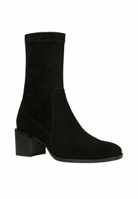 Stivaletto nero in suede con tacco a blocco solido. Presenta una superficie liscia, punta appuntita e nessun dettaglio decorativo o motivo.