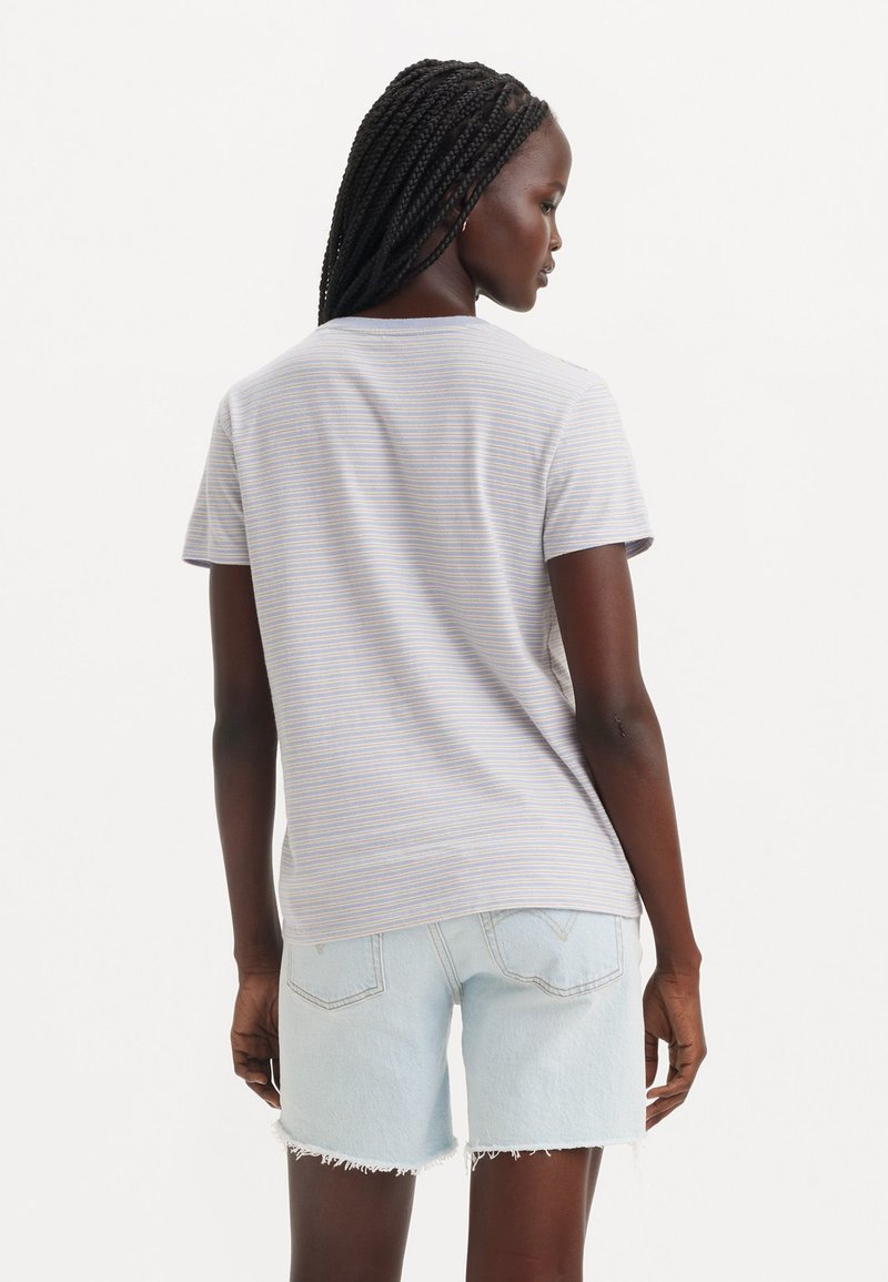 Hellgraues gestreiftes T-Shirt mit kurzen Ärmeln, lässiger Passform und runder Ausschnitt, kombiniert mit hellblauen, verwaschenen Denim-Shorts.