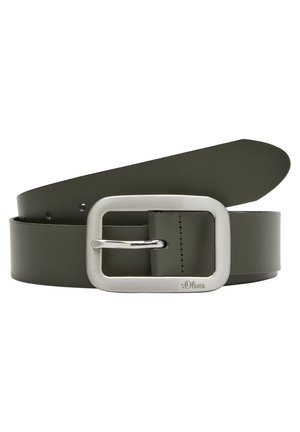 Dunkelgrüner Ledergürtel mit einer rechteckigen silbernen Metallschnalle, graviert mit "s.Oliver", gezeigt aufgewickelt vor weißem Hintergrund.