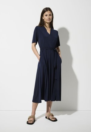 Navyblaues knielanges Kleid mit V-Ausschnitt, kurzen Ärmeln, Taillengürtel und Taschen, gefertigt aus einem glatten, leichten Stoff.