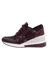 Kastanjefärgade och svarta sneakers med strukturerade meshnätpaneler, glänsande detaljer, kastanjefärgade snören och vit sula med kilklack.