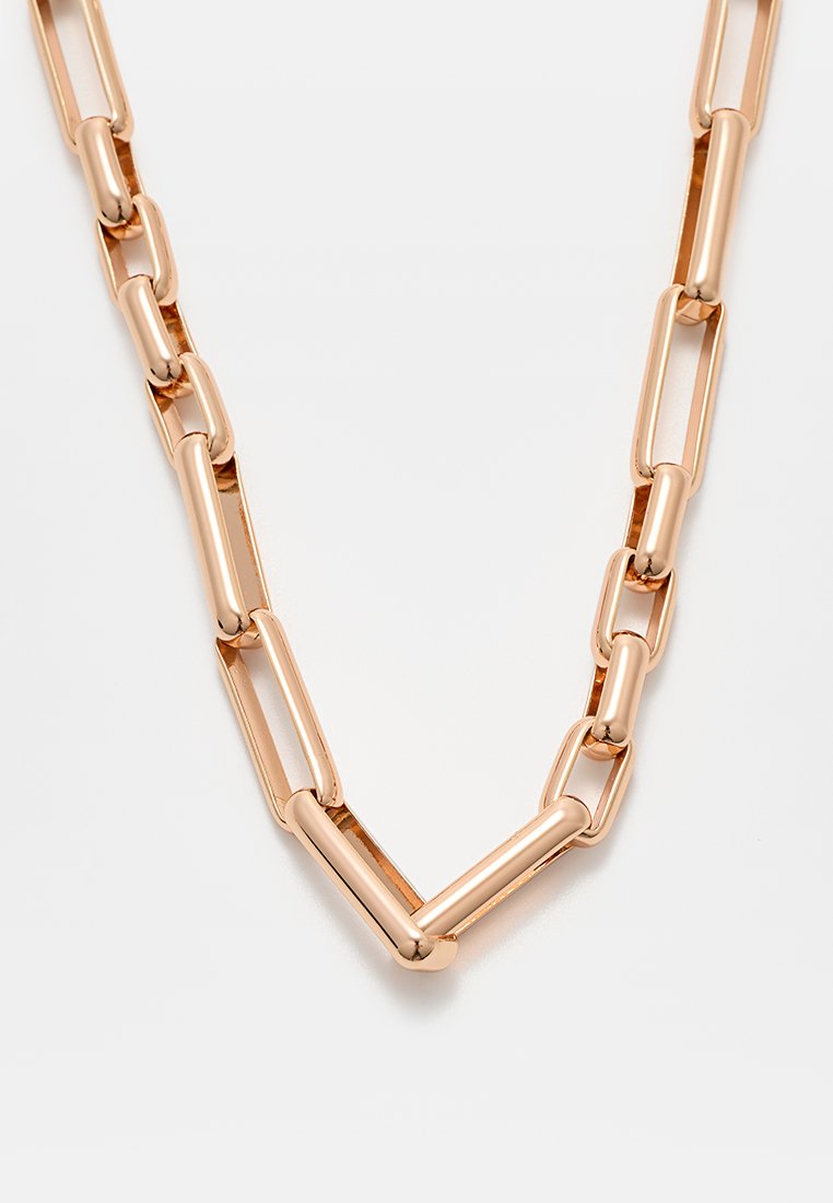 Collana in oro rosa con maglie allungate e rettangolari dal finish liscio e lucido. Il design forma una forma a V al centro.