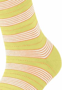 Grüne Socken mit abwechselnden weißen und orangen horizontalen Streifen, aus einem gestrickten Stoff mit glatter Textur.