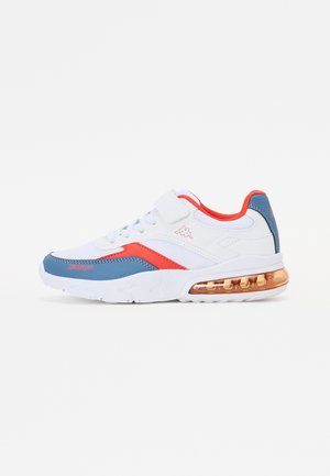 Hvid sneaker med blå og røde accenter, orange luftpolstret sål, hvide snørebånd og en velcrorem, vist i sideprofil på en hvid baggrund.