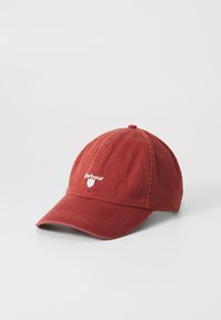 Rostpunane pesapalli müts kõverate äärega, mille esiküljel on valge broderiga "Barbour" tekst ja väike sinine ja valge kilbi logo.