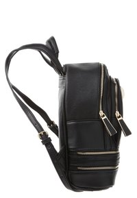 Czarna skórzana plecak z licznymi złotymi zamkami błyskawicznymi, regulowanymi szelkami i usztywnionym kształtem. Teksturowana powierzchnia z poziomym przeszyciem.