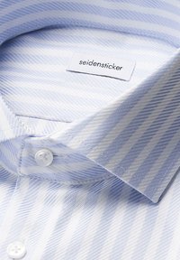  Lichtblauwe en witte gestreepte overhemdkraag met witte knopen en een zichtbare label met de tekst "seidensticker."