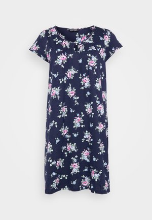 Cvetna nočna srajca iz temno modrega blaga, z kratkimi rokavi, okroglim ovratnikom in gumbom pod ovratnikom, okrašena z vzorci rož v rožnati in modri barvi.