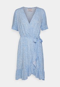 Robe portefeuille bleu clair avec petit motif floral blanc, manches courtes, col en V, ceinture à la taille et ourlet à volants.