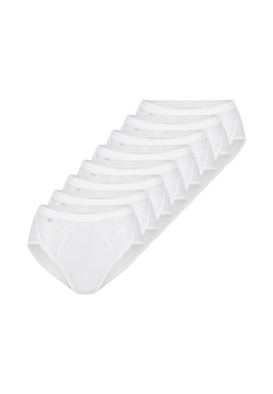 Sept culottes blanches pour femmes avec des empiècements en dentelle sur les côtés, disposées en rangée diagonale sur un fond blanc.