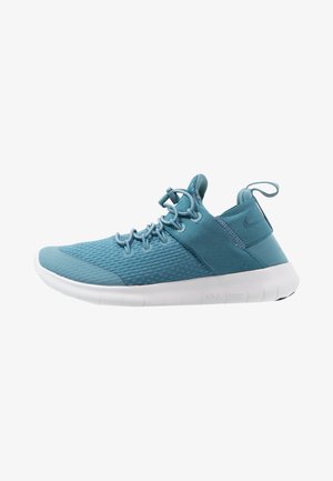 Sneakers Nike Free w kolorze niebieskim, z teksturowaną siateczką, elastycznymi sznurówkami oraz białą, elastyczną podeszwą z logo po boku.