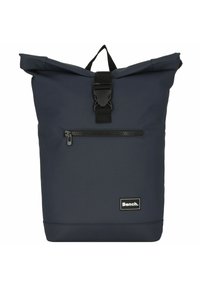 Marineblauwe roll-top rugzak van duurzame materialen, met een voorzak met rits en een zwarte gesp-sluiting. Bench-logo zichtbaar.