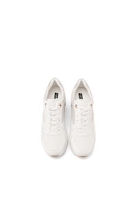 Sneaker bianchi con texture perforata, accenti beige e occhielli dorati. Presentano una punta arrotondata e lacci piatti per una vestibilità sicura.
