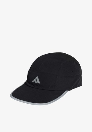 Czarna czapka z wygięnym daszkiem, wykonana z lekkiego materiału. Posiada białe akcenty oraz odblaskowe logo Adidas z przodu.