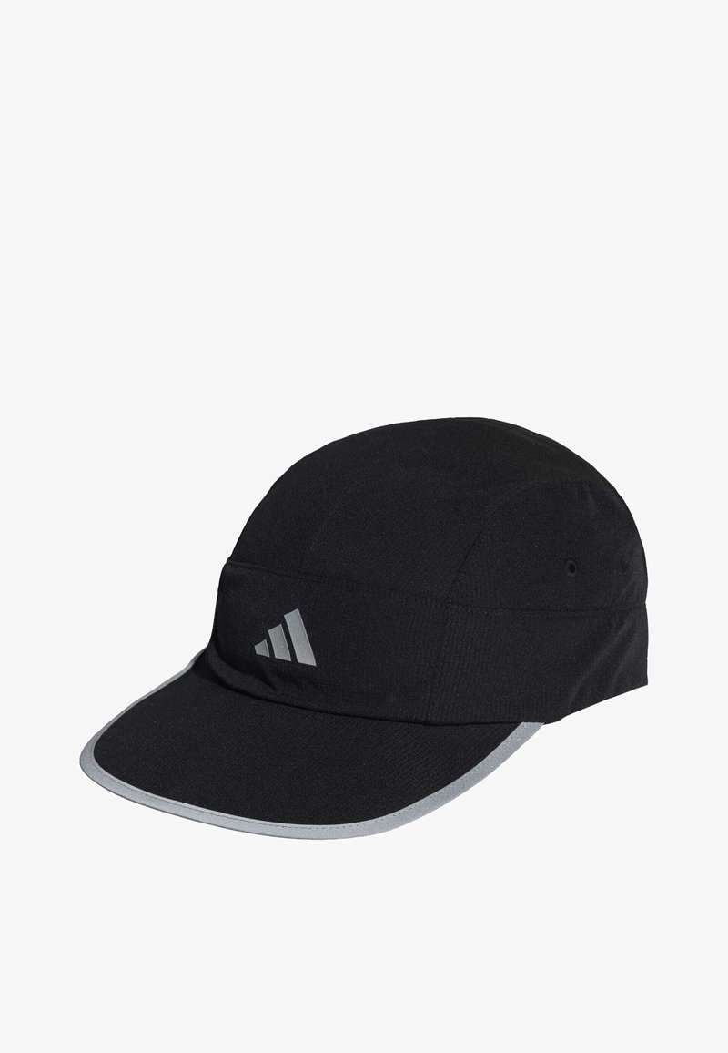 Cappello nero con visiera curva, realizzato in tessuto leggero. Presenta dettagli bianchi e un logo Adidas riflettente sul davanti.