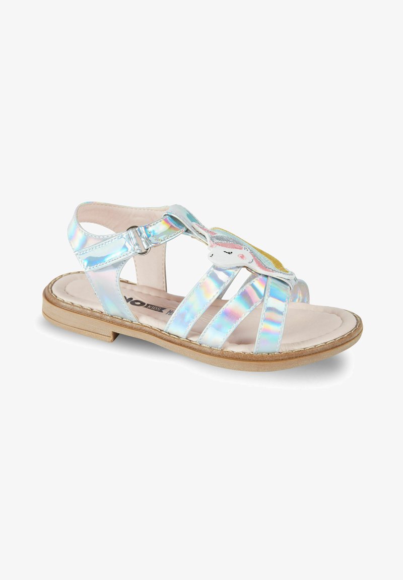Iridescente zilveren sandalen met een platte zool, voorzien van drie banden, een gespsluiting en een kleurrijk eenhoornmotief aan de voorkant.