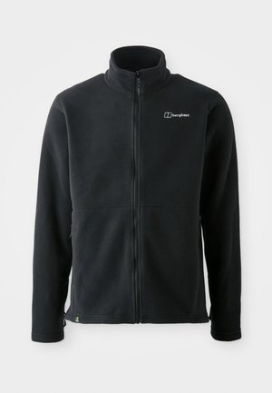 Čierna fleece bunda s vysokým golierom, predným zipsom, bočnými vreckami a vyšitým logom na hrudi. Jemná textúra, neformálny dizajn.