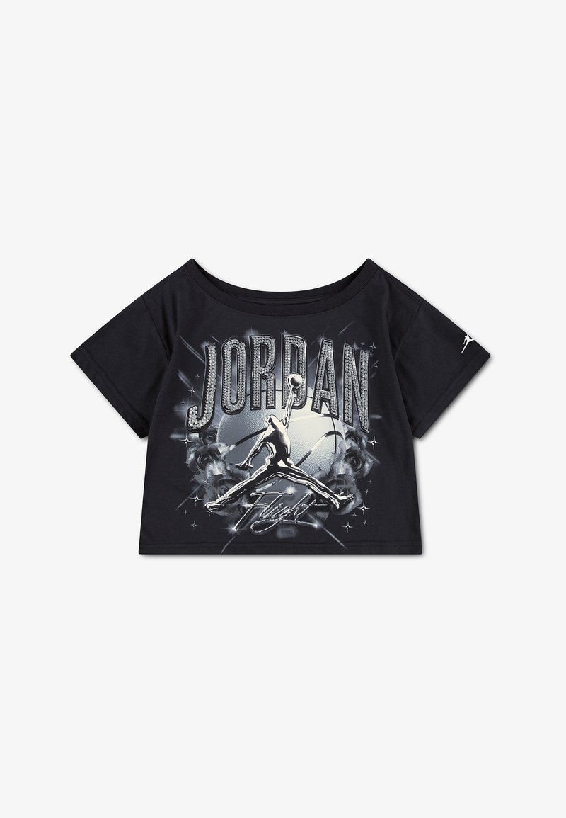 Μαύρο crop top με "JORDAN" με μεγάλα γράμματα, ασημί λογότυπο Jumpman σε κάρφωμα και επιγραφή "Flight" μπροστά, μικρό λογότυπο στο μανίκι.