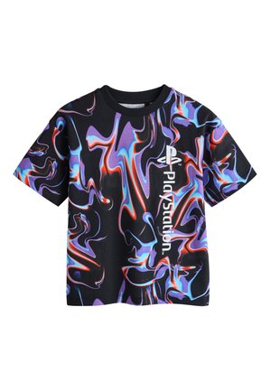 Sort T-shirt med blå, lilla og røde abstrakte swirl-mønstre og hvidt lodret PlayStation-logo på fronten.