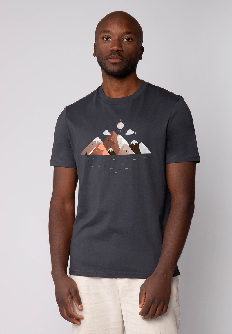 Donkergrijze T-shirt van katoen, met een afbeelding van kleurrijke bergen en een zon. Korte mouwen en een klassieke ronde hals.