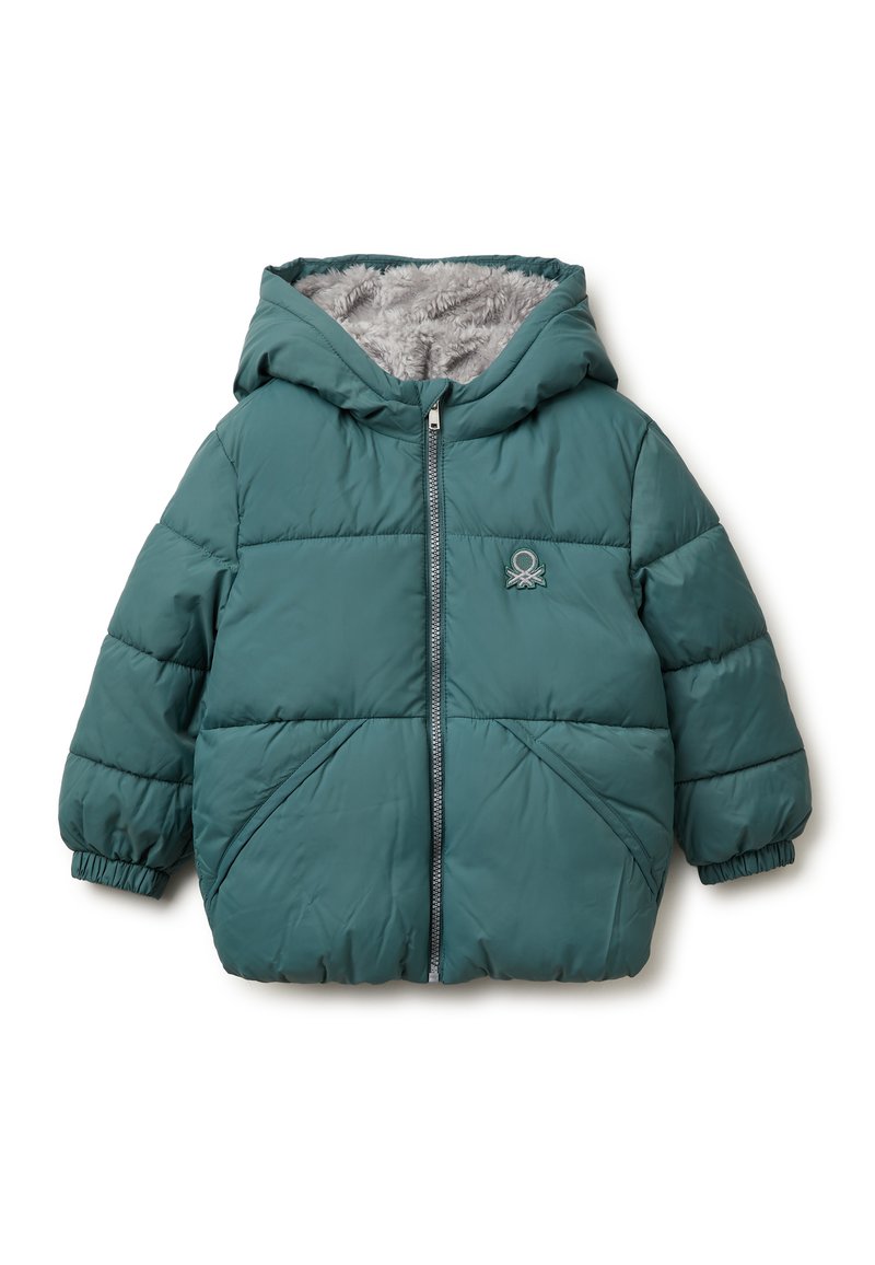 Tannengrüner Pufferjacke mit Reißverschluss, Kapuze und grauem Fleecefutter. Mit elastischen Bündchen und einem gestickten Logo auf der Brust.