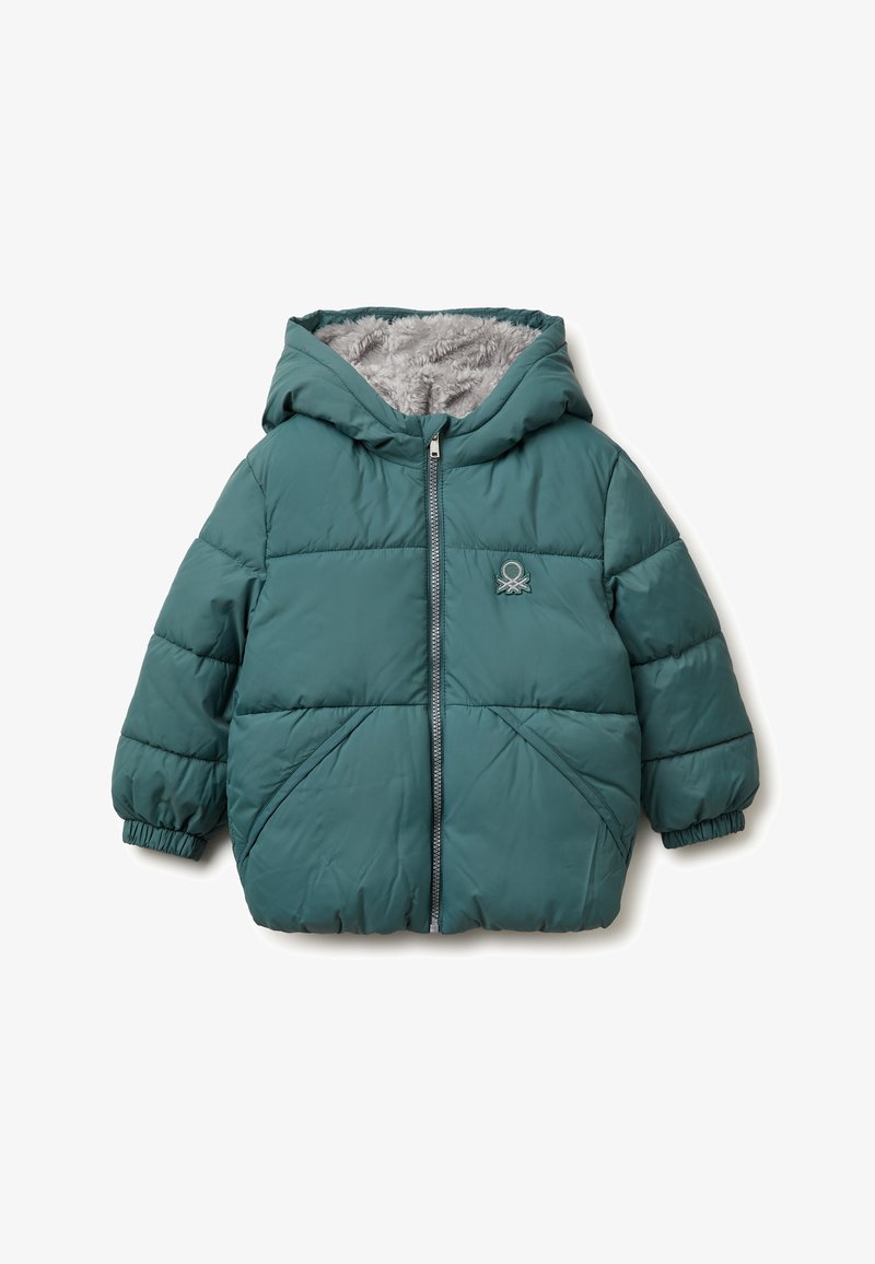 Tannengrüner Pufferjacke mit Reißverschluss, Kapuze und grauem Fleecefutter. Mit elastischen Bündchen und einem gestickten Logo auf der Brust.