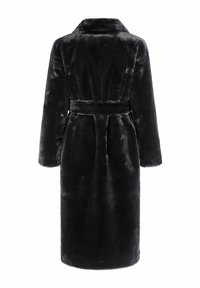 Czarny płaszcz z sztucznego futra z paskiem w talii, długimi rękawami i klasycznym kołnierzem, o gładkiej, gładkiej fakturze i długości do połowy łydki.