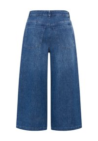 Culottes en denim à jambes larges avec deux poches plaquées à l'arrière et passants pour ceinture, en tissu bleu moyen.