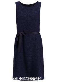 Robe bleu marine avec un motif floral texturé, sans manches, encolure ronde et une ceinture en tissu assorti à la taille.