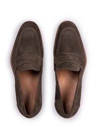 Mocassins en daim marron avec un design à enfiler, présentant des accents cousus et une doublure en cuir. Bout arrondi et semelle plate, offrant une texture lisse.