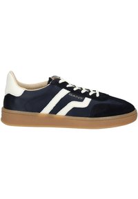 Sneaker in suede blu navy e bianco con un profilo basso, caratterizzata da una suola in gomma testurizzata, strisce a contrasto e design con lacci.