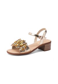 Sandalo metallizzato oro con tacco quadrato marrone basso. Presenta un'applicazione floreale di perline gialle e pietre trasparenti sulla cinghia anteriore.