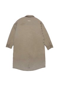 Lang beige polstret frakke med lange ærmer, knaplukket manchetter og krave, vist fra ryggen på en hvid baggrund.