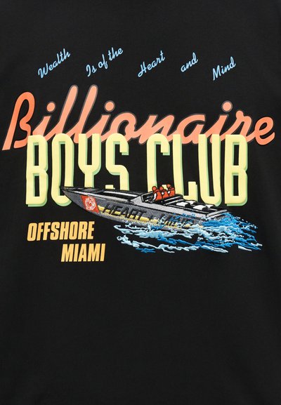 Βάρκα με τρία άτομα που κινείται γρήγορα στο νερό κάτω από το κείμενο «Billionaire Boys Club Offshore Miami» και τη φράση «Ο πλούτος είναι της καρδιάς και του μυαλού.»