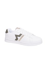 Sneaker bianco con materiale simile alla pelle liscia, caratterizzato da un accento dorato glitterato e da un design geometrico verde oliva sul lato. Suola in gomma.