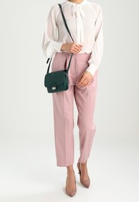 Esprit Taška s příčným popruhem - dark green