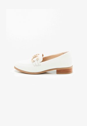 Mocasines de cuero blanco con un bajo tacón cuadrado en tono tostado, que presentan un detalle de cadena en tono dorado en la parte superior. Textura suave, diseño estilizado.