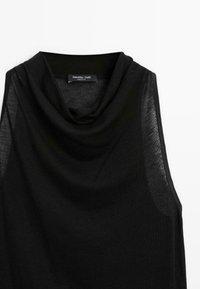 Top senza maniche nero con scollo a cowl drappeggiato, realizzato in tessuto morbido, con pannelli laterali trasparenti e un'etichetta con la scritta "Massimo Dutti."