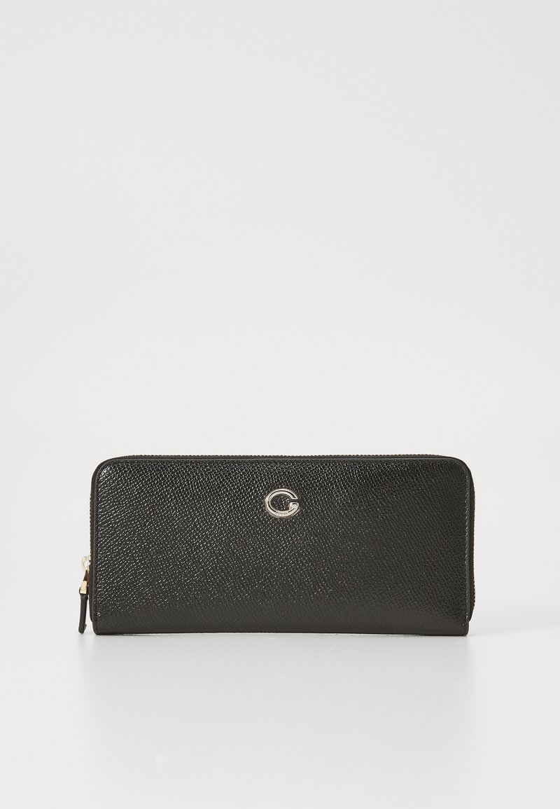 Portefeuille en cuir noir texturé avec une fermeture éclair et un logo en métal doré bien visible à l'avant. Conception slim et rectangulaire.